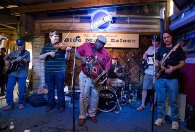 Joe Hall playing at the Blue Moon Saloon in Lafayette - International Magazine Kreol Joe Hall playing at the Blue Moon Saloon in Lafayette