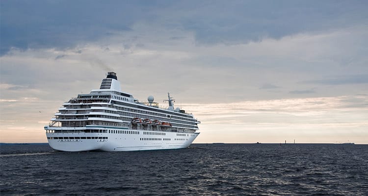 big-cruise - International Magazine Kreol Big cruise ship leaves in the sea