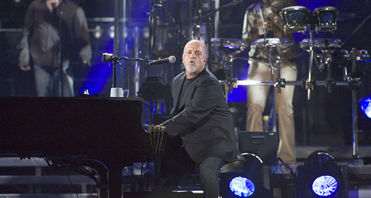 Billy Joel - International Magazine Kreol Singer Billy Joel performs at Shea Stadium on July 16, 2008 in Flushing, New York.