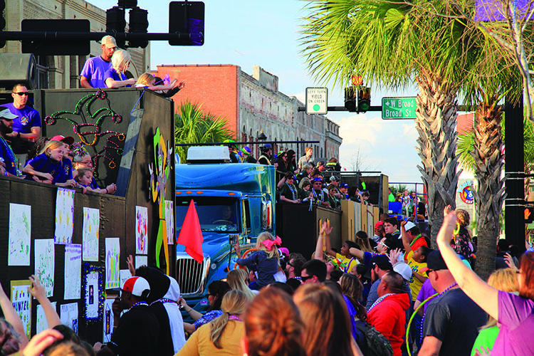 Lake Charles 1 - International Magazine Kreol Crowds enjoy a festive atmosphere during Mardis Gras celebrations in downtown Lake Charles, Louisiana. Photo: William Silver