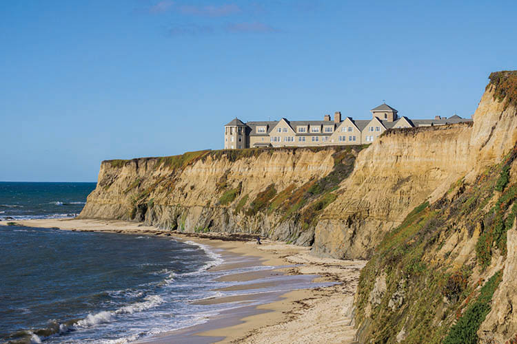 Resort on top of eroded cliffs and sandy beach, Pacific Ocean, Half Moon Bay, California - International Magazine Kreol Half Moon Bay, California