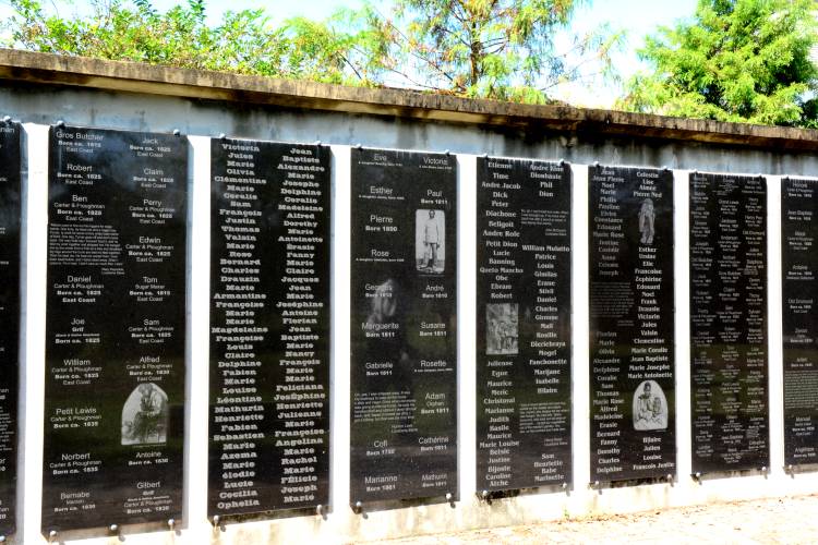 Angled granite walls - International Magazine Kreol Angled granite walls engraved with the names of the 107,000 slaves who spent their lives in Louisiana before 1820
