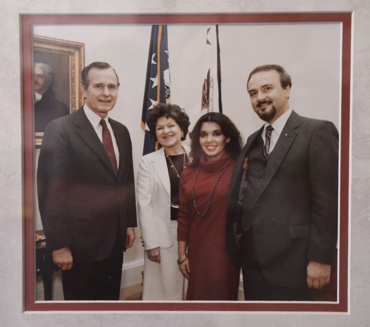 _D858177 - International Magazine Kreol Ronnie and Gardener Kole pictured with former US president George Bush senior