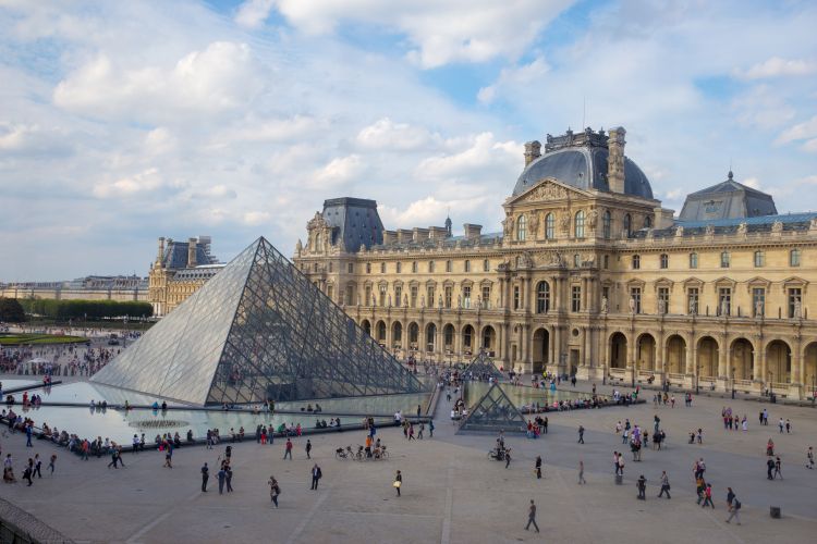The large glass pyramid and the main courtyard of the Louvre Museum - International Magazine Kreol The large glass pyramid and the main courtyard of the Louvre Museum.