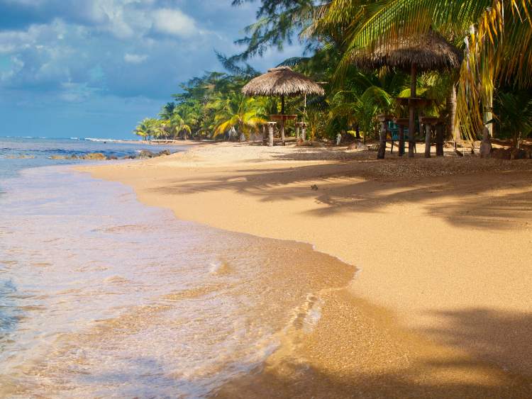 Camp Bay beach, Roatan Honduras - International Magazine Kreol Camp Bay beach, Roatan Honduras