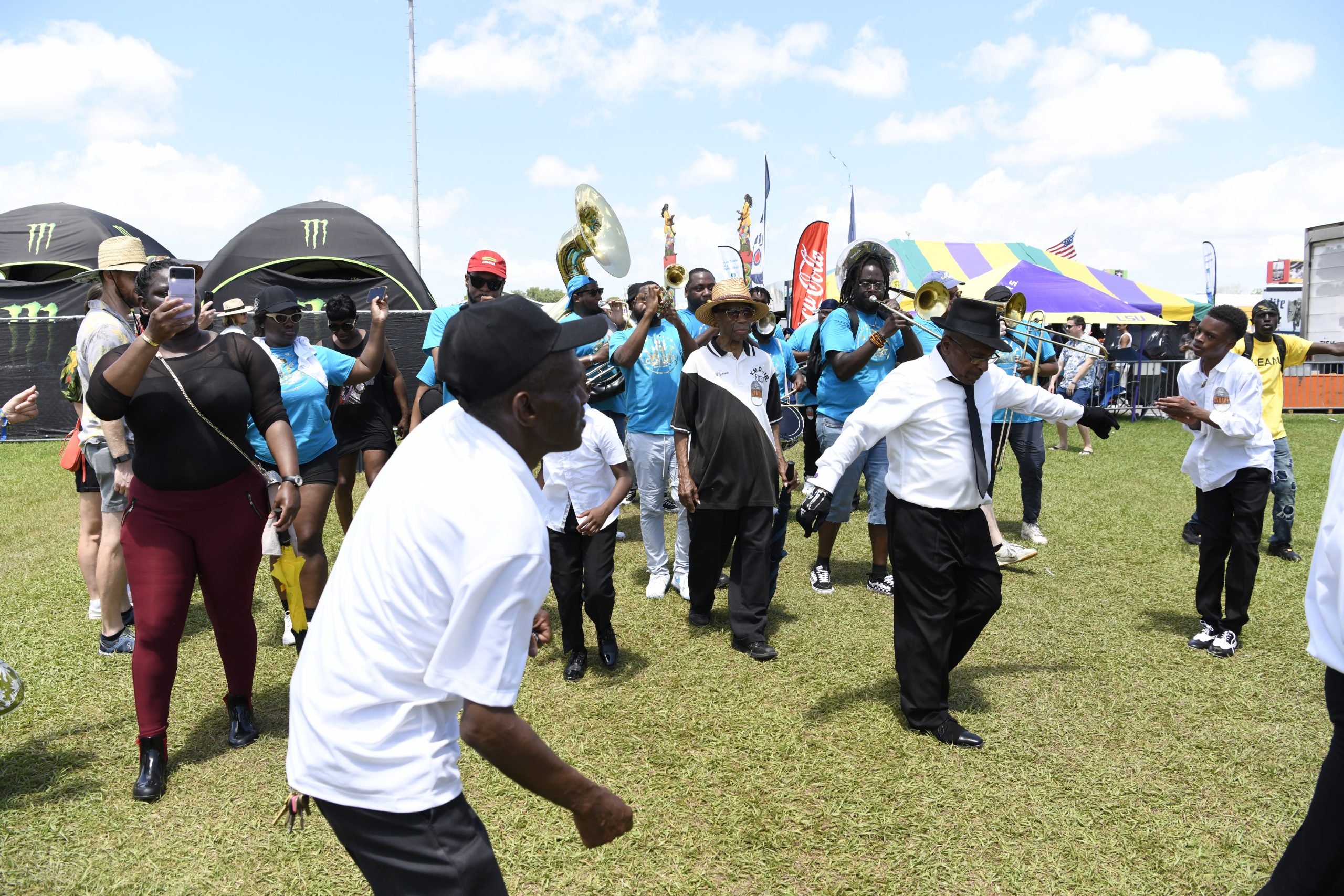 Jazz & Heritage Festival - People dancing and playing instruments - International Magazine Kreol Jazz & Heritage Festival - People dancing and playing instruments