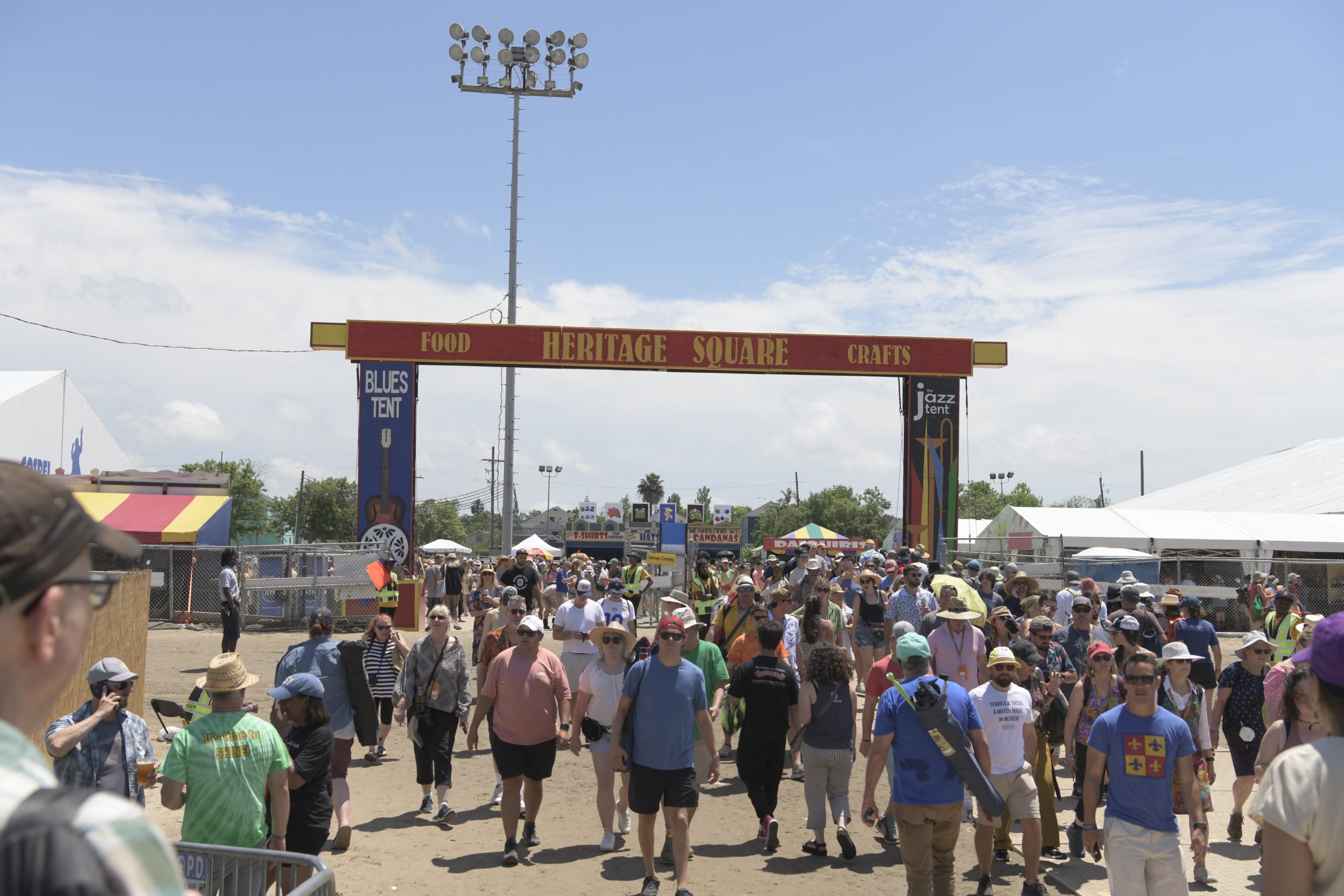 New Orleans Jazz & Heritage Festival Crowd - International Magazine Kreol New Orleans Jazz & Heritage Festival Crowd