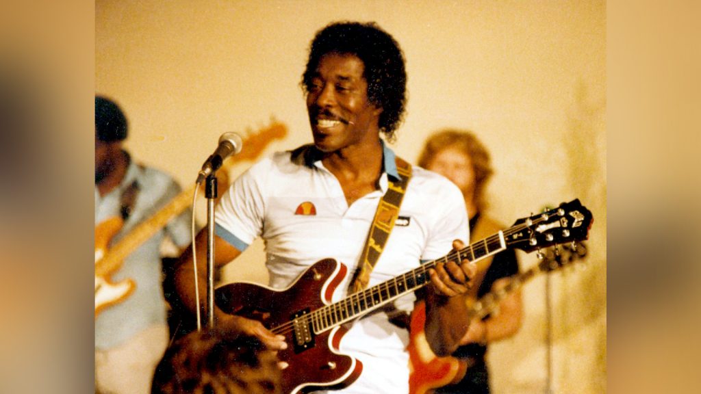 Buddy Guy, 1983, Urbana, Illinois - Photo by Bubba73 - International Magazine Kreol Buddy Guy, 1983, Urbana, Illinois - Photo by Bubba73