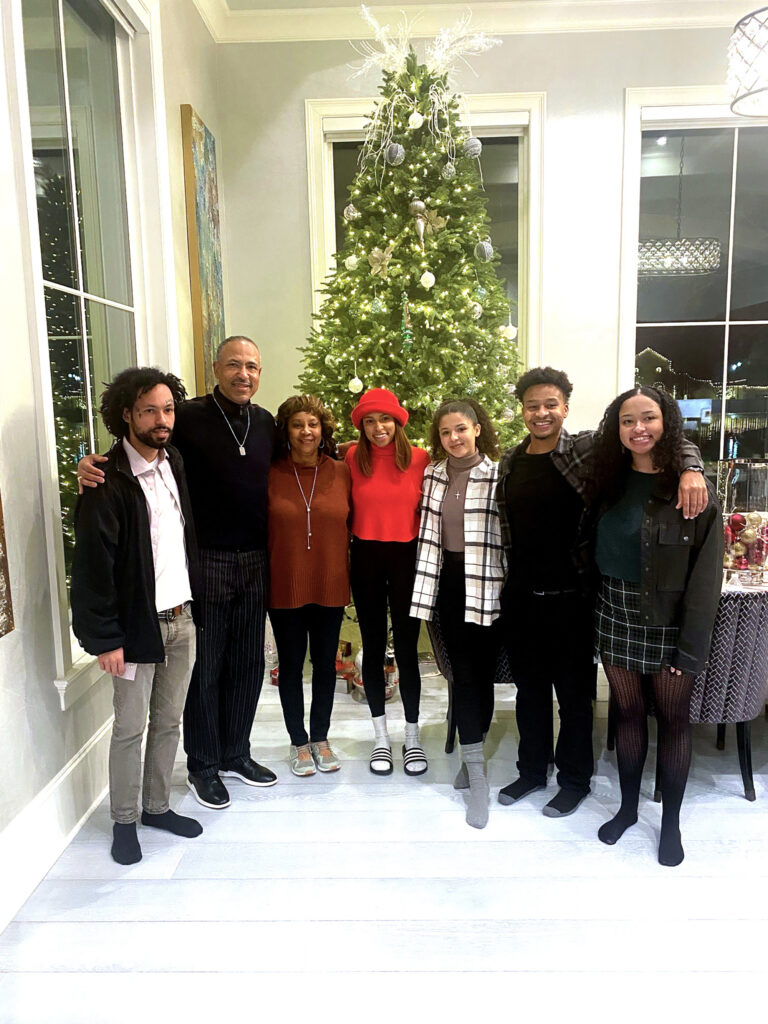 Clyde And His Family At Christmas - International Magazine Kreol Clyde And His Family At Christmas