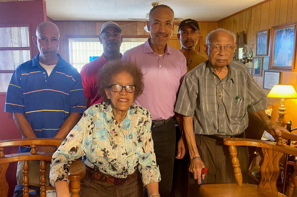 Clyde Simien’s Parents with the Family on Mothers Day. - International Magazine Kreol Clyde Simien’s Parents with the Family on Mothers Day.
