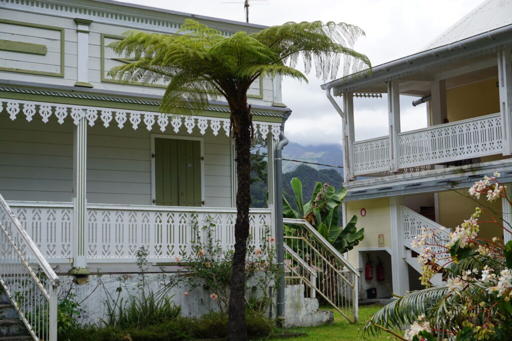 Delicate and beautiful wood trim along the deck on the typical houses of the tropical island of La Réunion, France - International Magazine Kreol Bourbonnais Creole