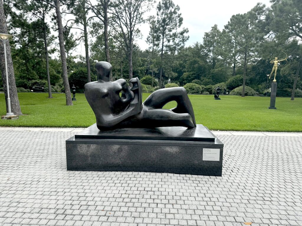 Henry Moor, Reclining Mother and Child, bronze, 1975 - International Magazine Kreol The Sydney and Walda Besthoff Sculpture Garden
