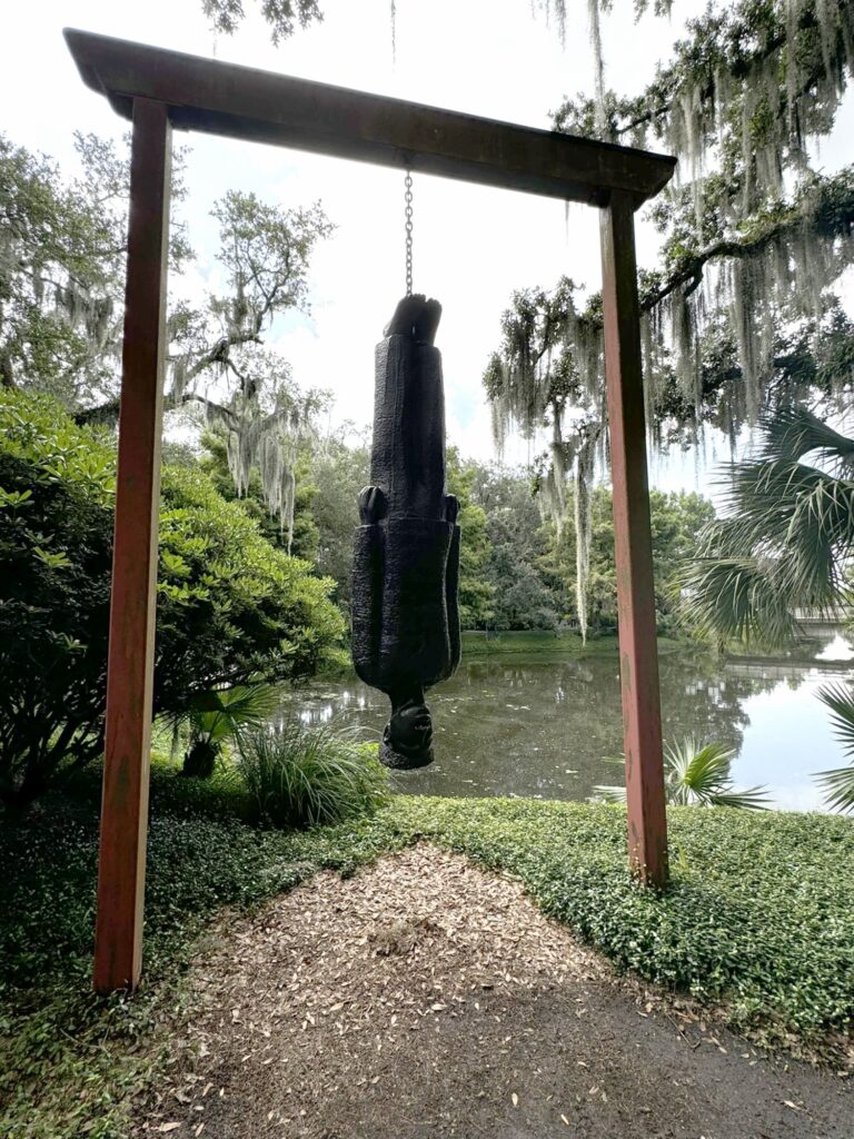 Alison Saar, Travelin’ Light, 1999, Bronze - International Magazine Kreol The Sydney and Walda Besthoff Sculpture Garden
