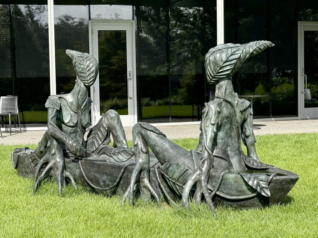 Wangechi Mutu, In Two Canoe, 2022, bronze. - International Magazine Kreol The Sydney and Walda Besthoff Sculpture Garden