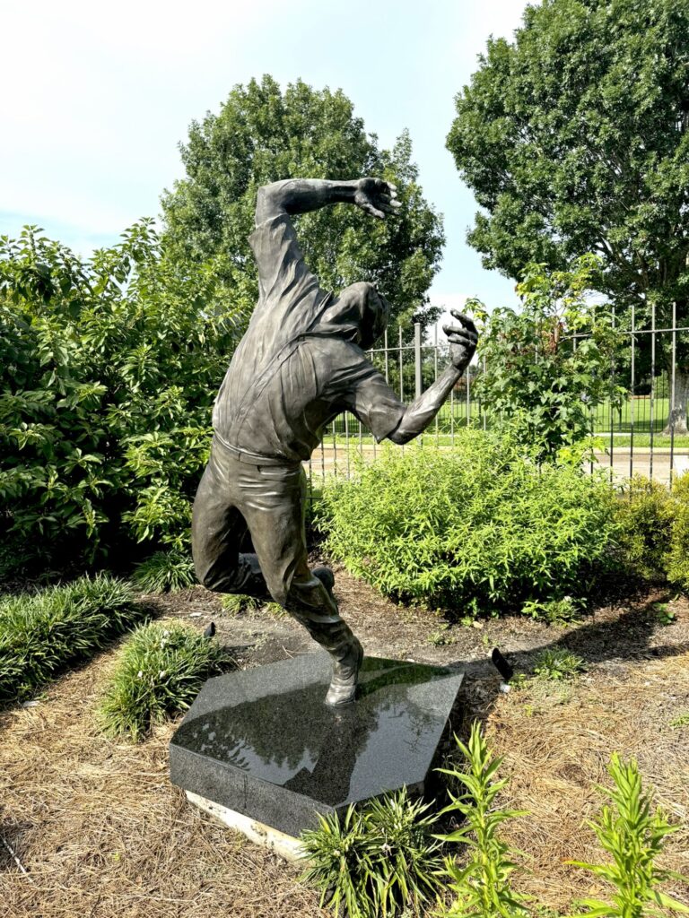 Robert Longo, Speed of Grace, from “Cities of the Men”, bronze - International Magazine Kreol The Sydney and Walda Besthoff Sculpture Garden