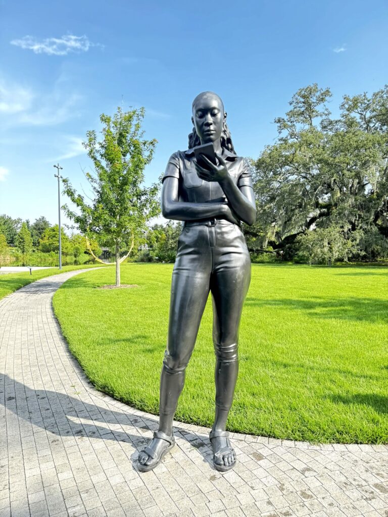 Thomas J Price, Time Unfolding, 2023, bronze - International Magazine Kreol The Sydney and Walda Besthoff Sculpture Garden