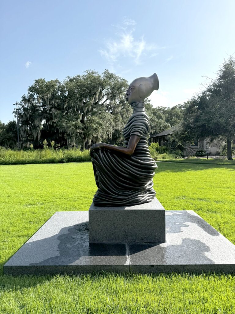 Wangechi Mutu, The Seated III, 2021, bronze. - International Magazine Kreol The Sydney and Walda Besthoff Sculpture Garden