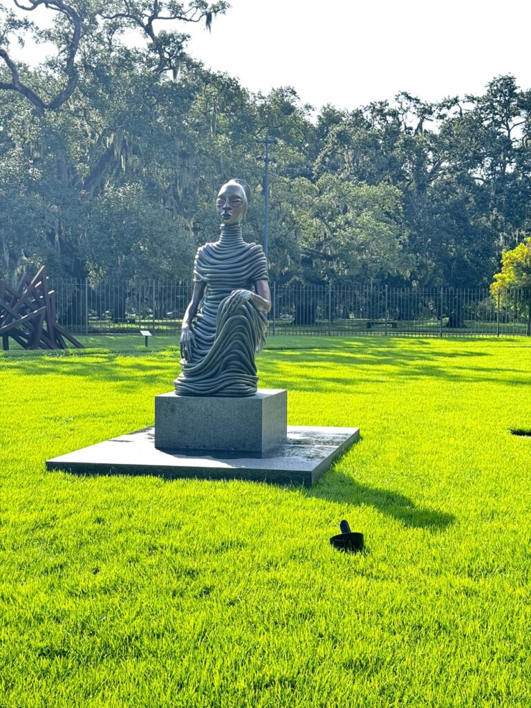 Wangechi Mutu, The Seated III, 2021, bronze. - International Magazine Kreol The Sydney and Walda Besthoff Sculpture Garden