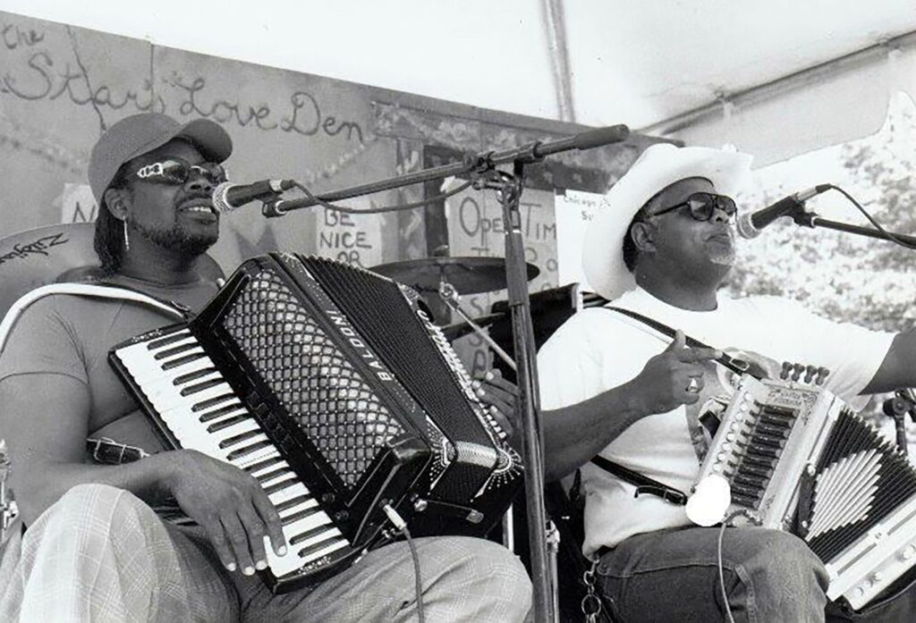 - International Magazine Kreol Poncho & Rellis Chavis