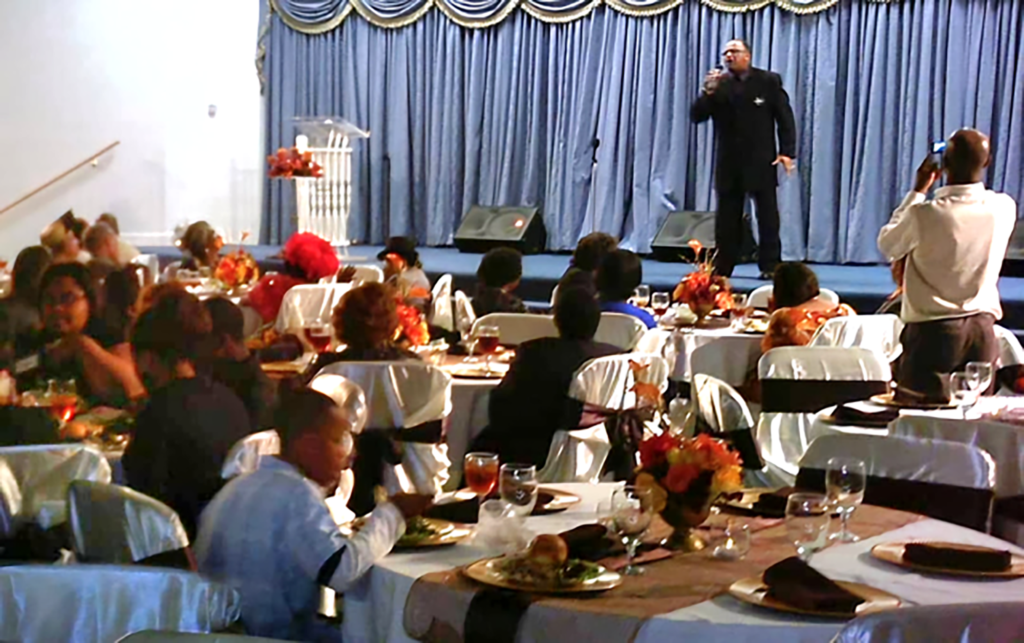 Chris Andrus, aka Uncle Fallay, is performing at a church gathering (Spirit of Liberty Church, pastor Larry Lloyd). - International Magazine Kreol Chris Andrus