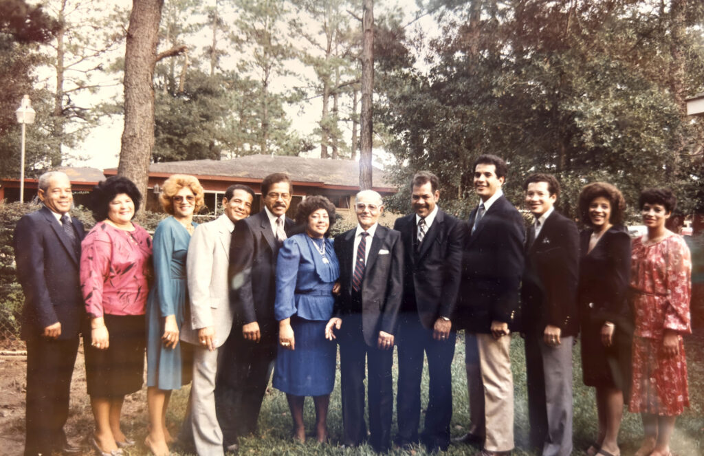Photo 25-04-2025 11 03 02-Enhanced-NR - International Magazine Kreol Thibodeaux with his father and 10 siblings.