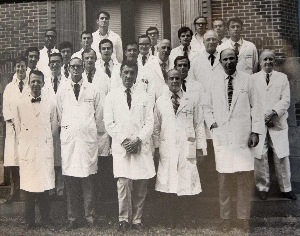 Dr Theodore Drapanas (center), chief of surgery with Tulane’s world-renowned staff, and its only black member, Dr Kinchen. - International Magazine Kreol Dr Theodore Drapanas (center), chief of surgery with Tulane’s world-renowned staff, and its only black member, Dr Kinchen.