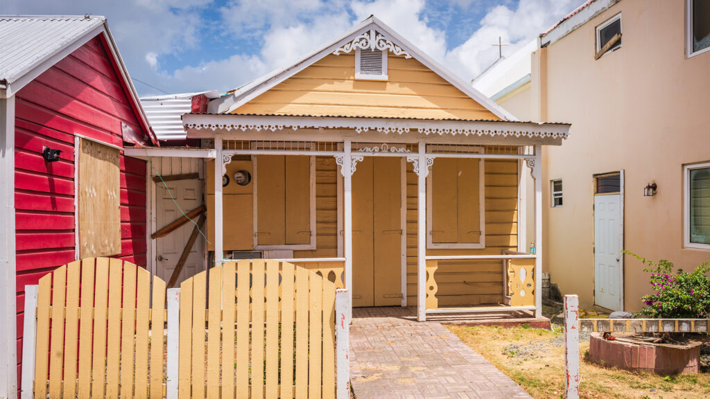Colourful home, BVI. - International Magazine Kreol Colourful home, BVI.